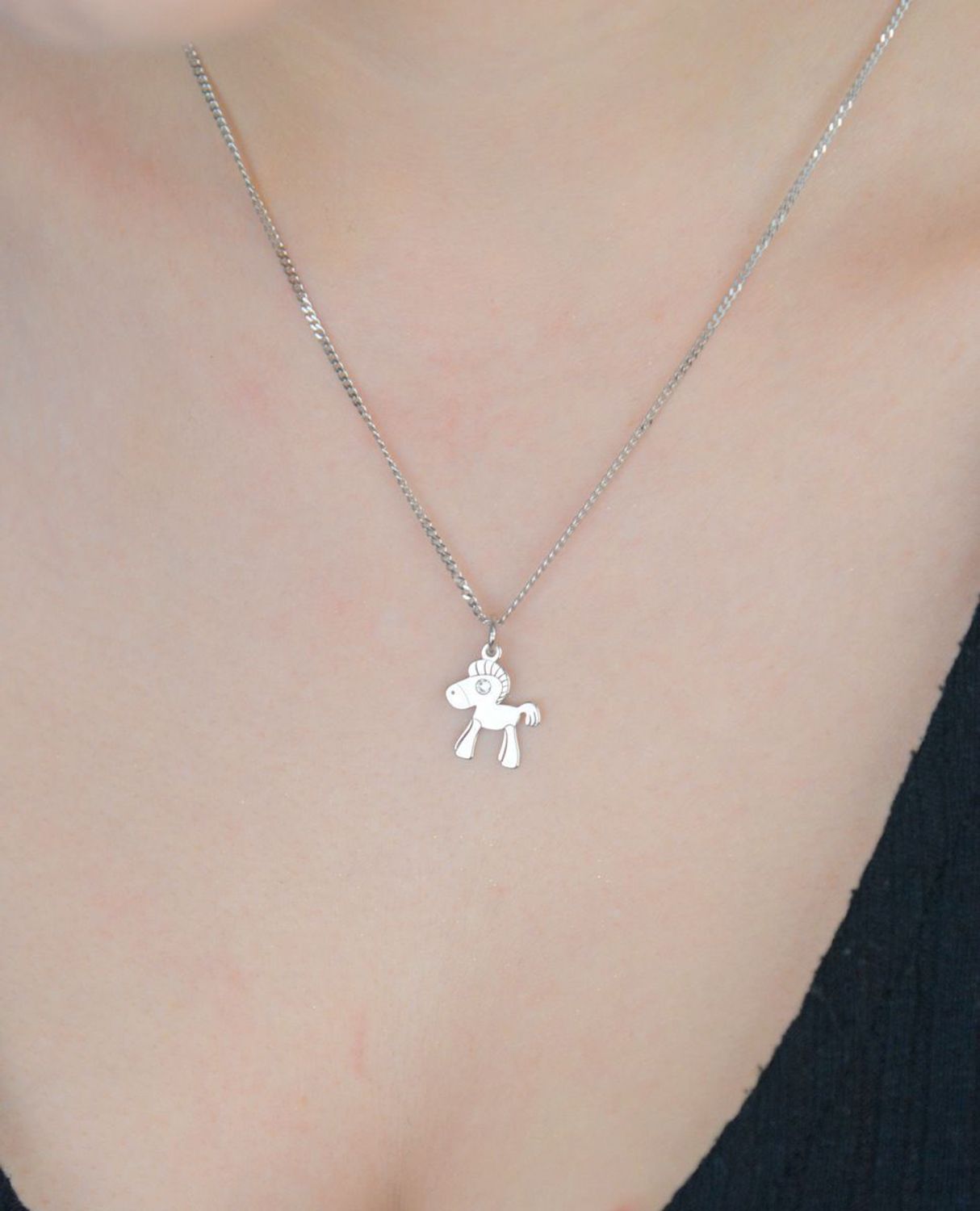 Zawieszka srebrna konik próba 925, CB 02 Delikatna i symboliczna – srebrna zawieszka w kształcie konika to uroczy dodatek, który zachwyca prostotą i eleganc 1.jpg